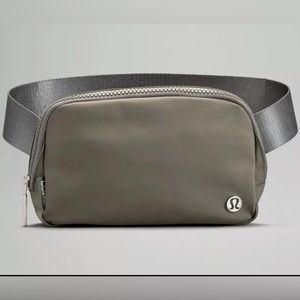 ☀️Lululemon Everywhere Belt Bag Gray Sage Drop Brand New with Tag NWT